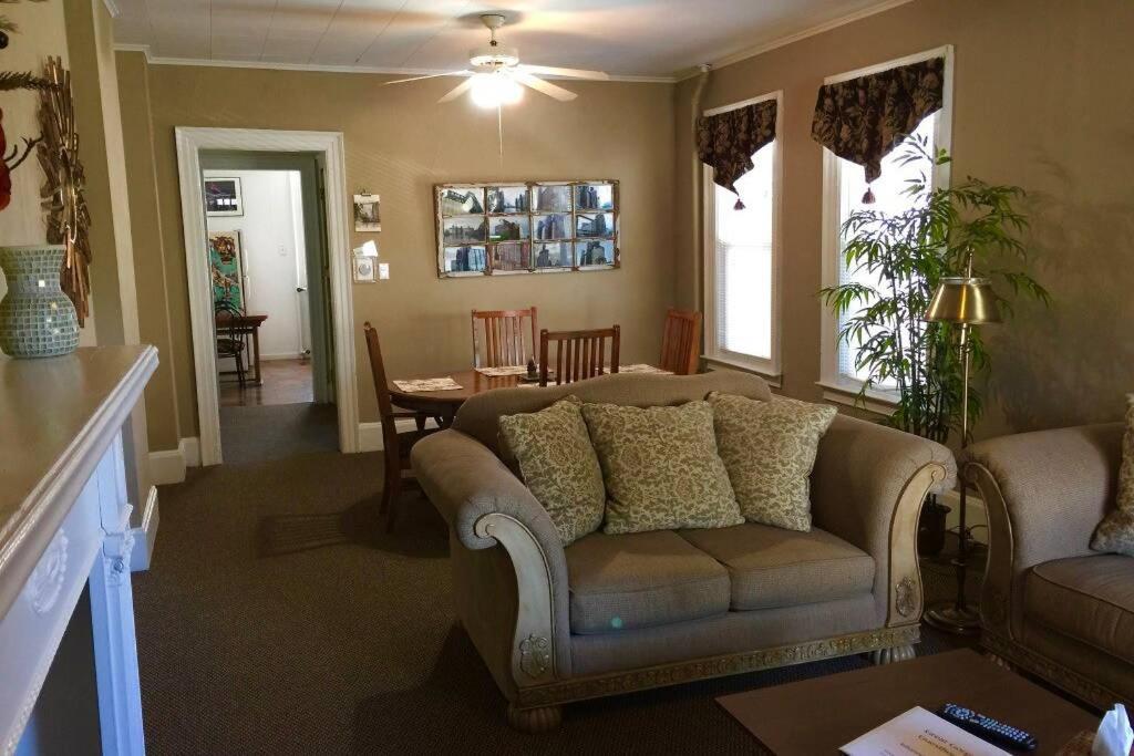 Great Gorge Guesthouse - Walk To The Falls, The Casino And All Downtown Restaurants - Across From The Aquarium Niagarafälle Exterior foto